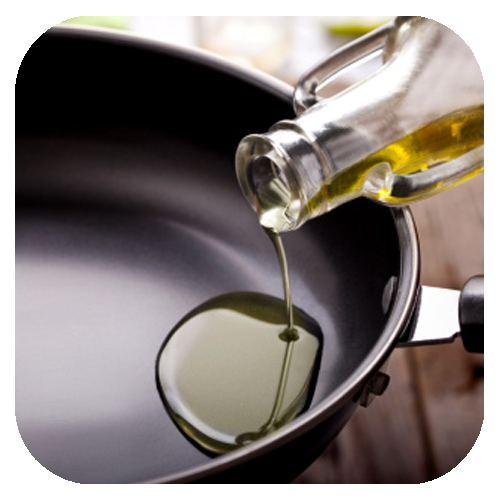 قدم سوم: روغن را در ماهیتابه بریز